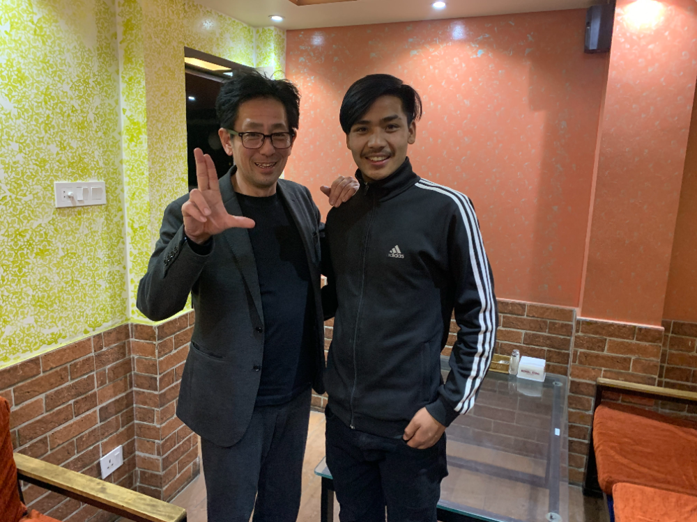 ネパール人の就職内定者と行政書士の長井の2ショット写真
